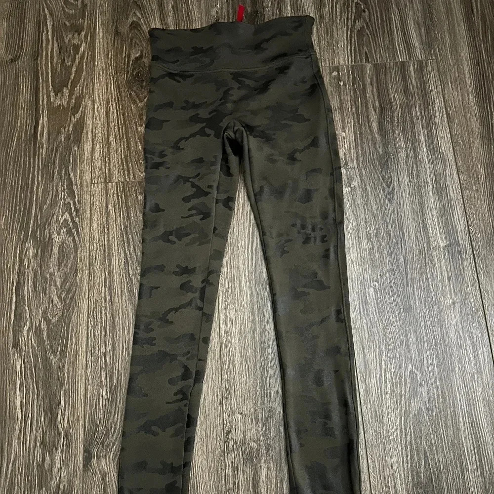 SPANX Faux Leather Camo Leggings size XS